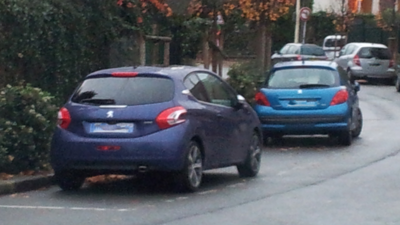 Re Les Peugeot 208 crois es sur la route 