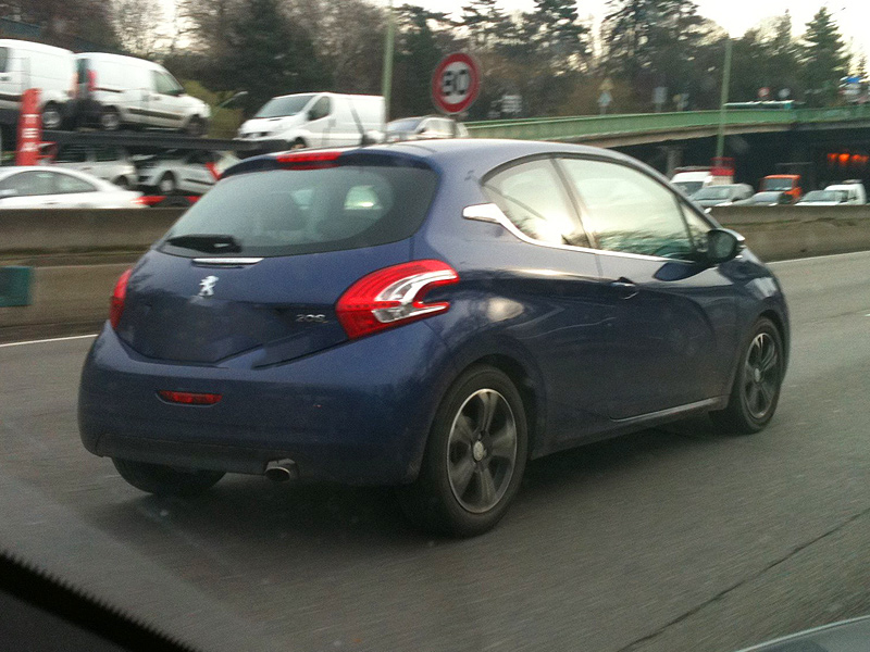 Re Les Peugeot 208 crois es sur la route 