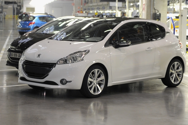 Re Les Peugeot 208 crois es sur la route