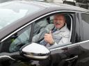 Le Président de la Slovaquie, Ivan Gasparovic, au volant de la Peugeot 208 à Trnava
