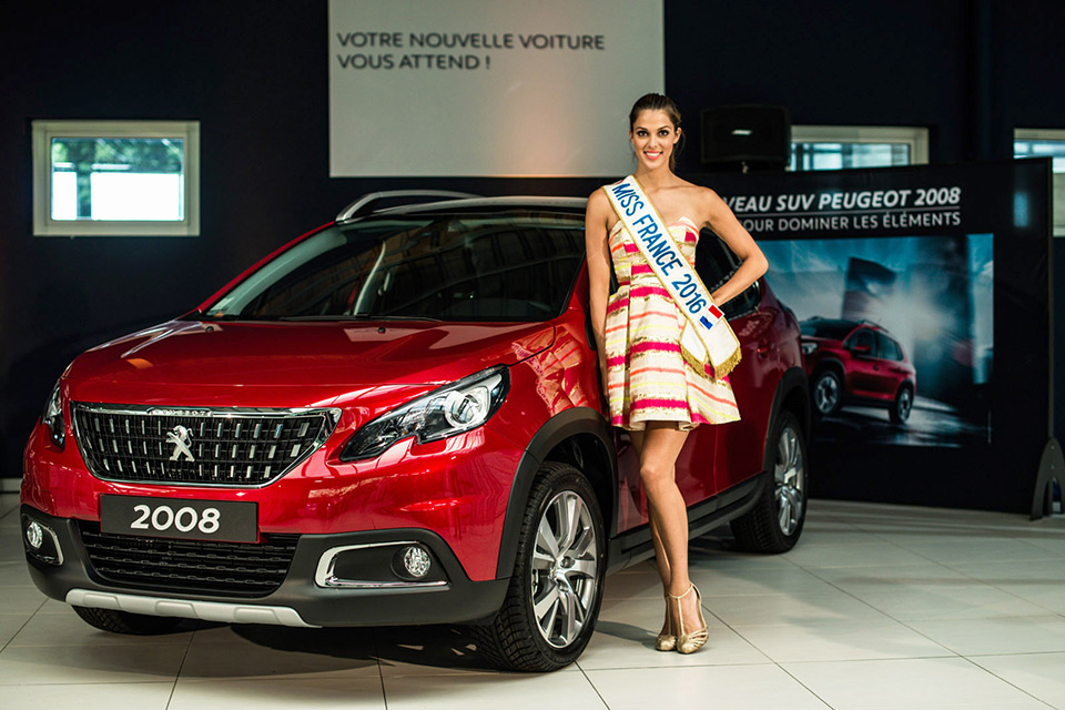 Iris Mittenaere, Miss France 2016, a reçu les clés de sa nouvelle Peugeot 2008 !