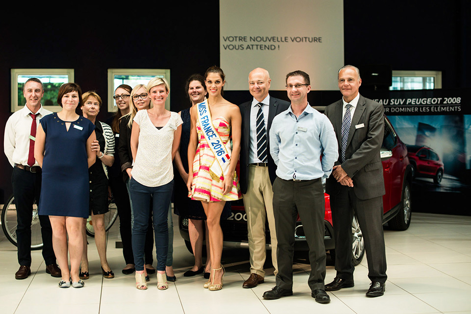 Iris Mittenaere, Miss France 2016, a reçu les clés de sa nouvelle Peugeot 2008 !