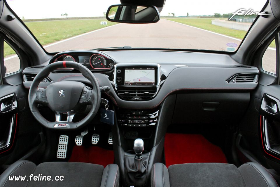 Photo équipements Peugeot 208 GTi by Peugeot Sport (2017)