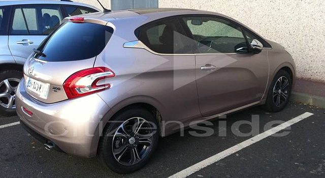 Peugeot 208 Blossom Grey à Plaisir (78)