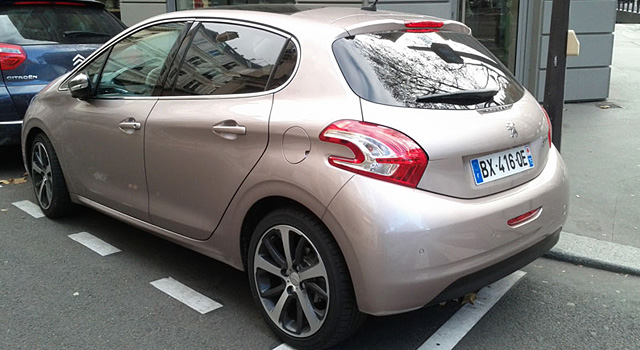 La Peugeot 208 e-HDi croisée à Paris !