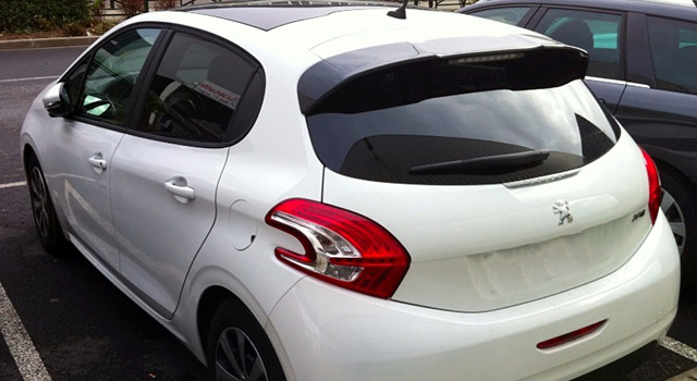 Une Peugeot 208 « Economique » croisée à Poissy ! - News Féline