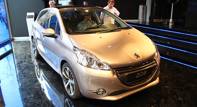 Depuis aujourd'hui sont expos es deux Peugeot 208 