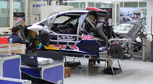 Derniers préparatifs pour la Peugeot 208 T16 Pikes Peak chez Peugeot Sport