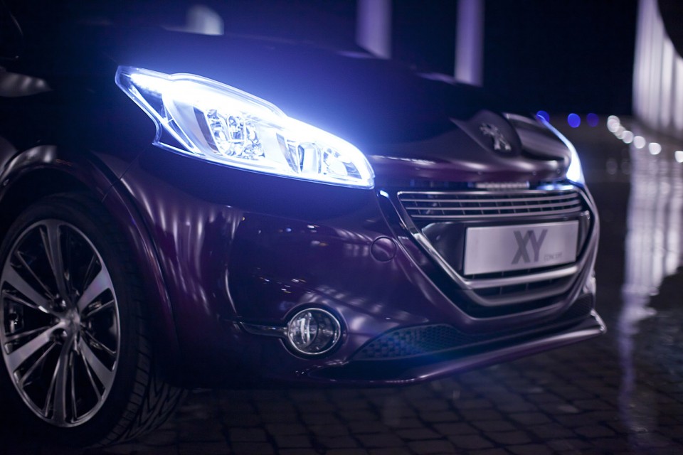 Phare avant à LED allumé Peugeot 208 XY Concept 1 020
