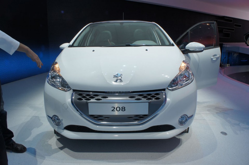 Peugeot 208 Active e-HDi Blue Lion Blanc Banquise - Salon de Genève 2012 01