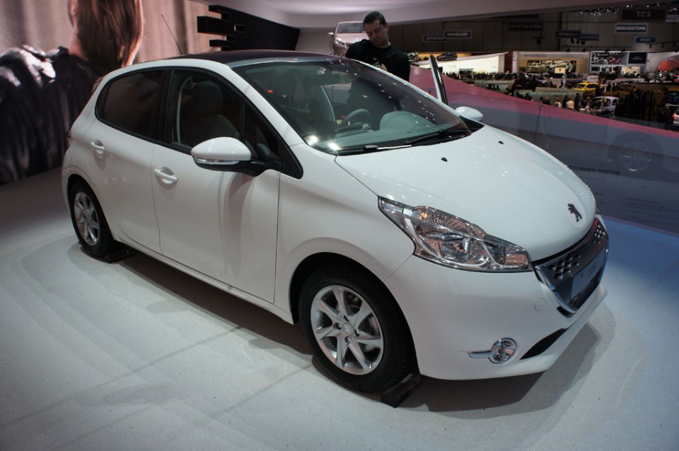 Peugeot 208 Active e-HDi Blue Lion Blanc Banquise - Salon de Genève 2012 02