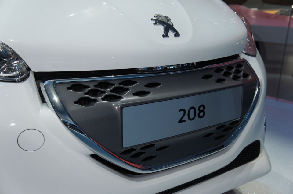 Peugeot 208 Active e-HDi Blue Lion Blanc Banquise - Salon de Genève 2012 03