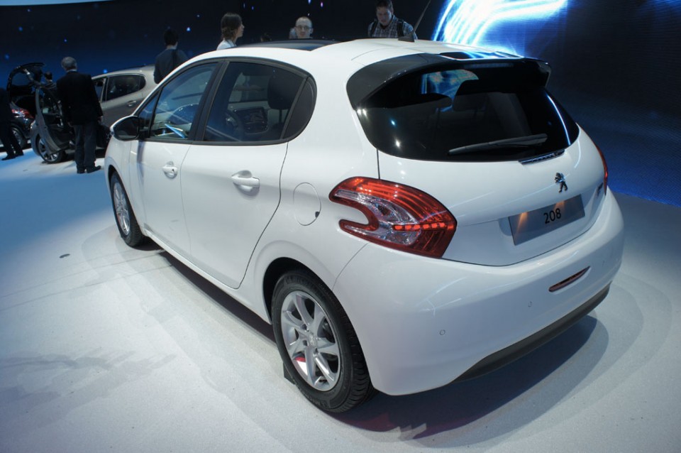 Peugeot 208 Active e-HDi Blue Lion Blanc Banquise - Salon de Genève 2012 04