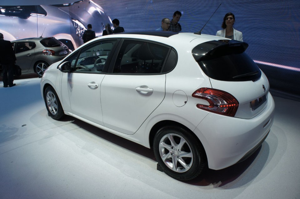 Peugeot 208 Active e-HDi Blue Lion Blanc Banquise - Salon de Genève 2012 05