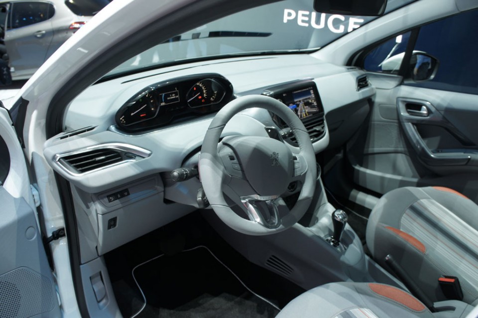 Peugeot 208 Active e-HDi Blue Lion Blanc Banquise - Salon de Genève 2012 06
