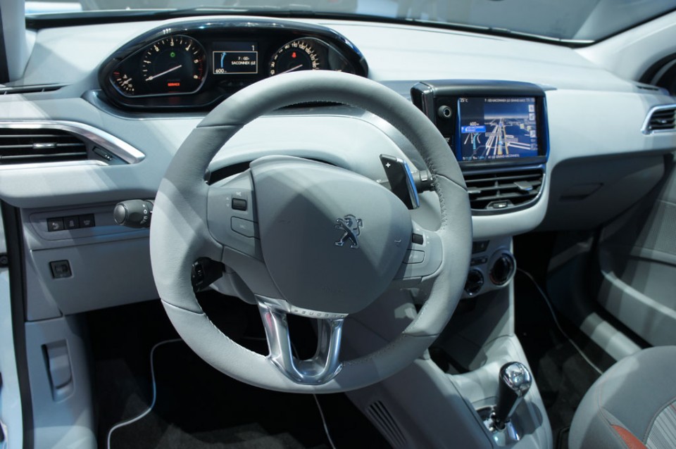 Peugeot 208 Active e-HDi Blue Lion Blanc Banquise - Salon de Genève 2012 07