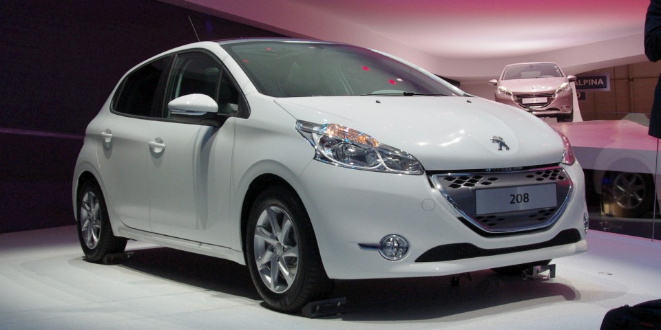 Peugeot 208 Active e-HDi Blue Lion Blanc Banquise - Salon de Genève 2012 10