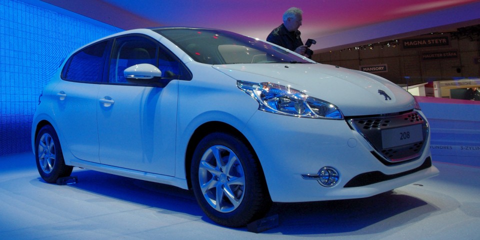Peugeot 208 Active e-HDi Blue Lion Blanc Banquise - Salon de Genève 2012 11