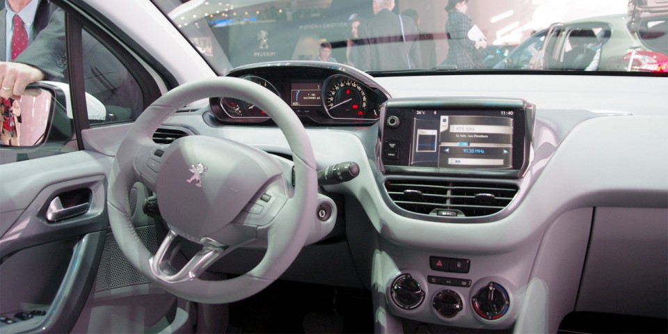 Peugeot 208 Active e-HDi Blue Lion Blanc Banquise - Salon de Genève 2012 13