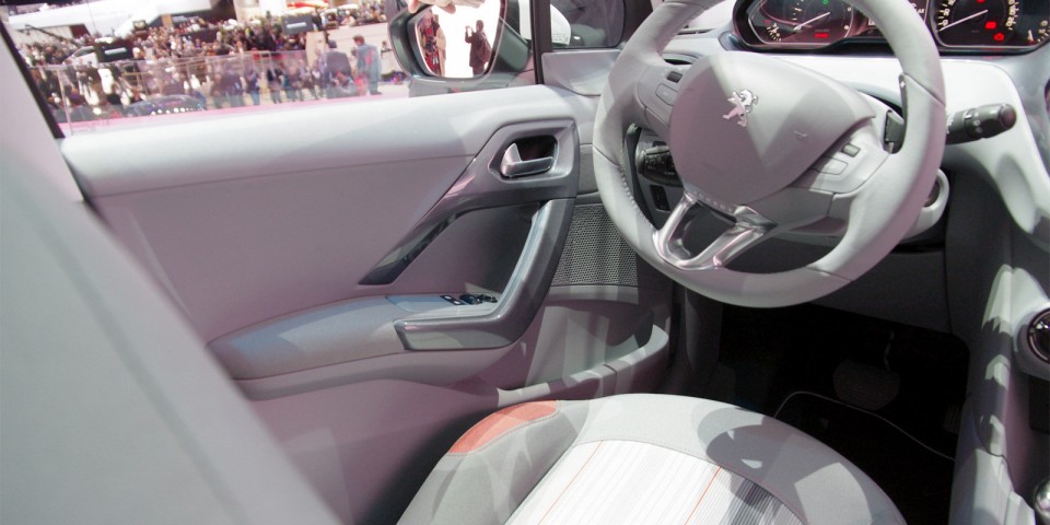 Peugeot 208 Active e-HDi Blue Lion Blanc Banquise - Salon de Genève 2012 14