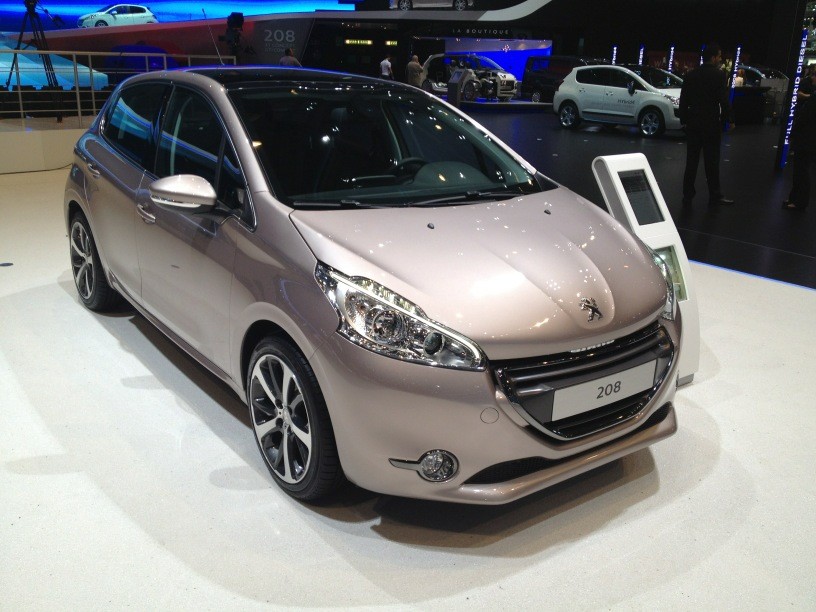 Peugeot 208 Féline Blossom Grey - Salon de Genève 2012 02