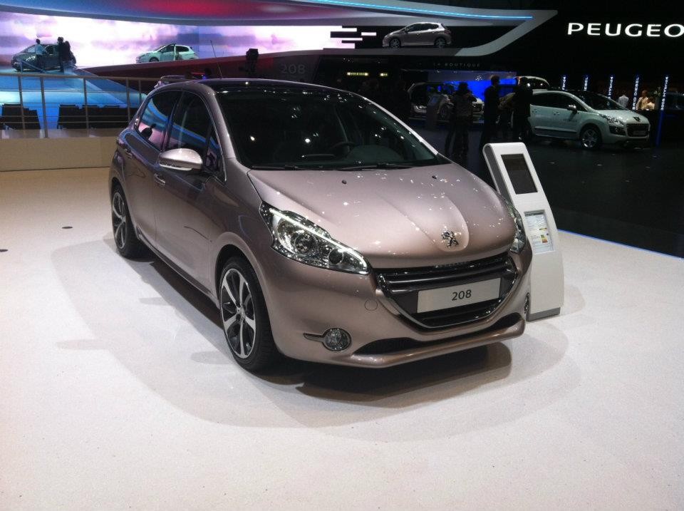 Peugeot 208 Féline Blossom Grey - Salon de Genève 2012 04