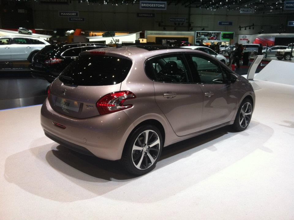 Peugeot 208 Féline Blossom Grey - Salon de Genève 2012 05
