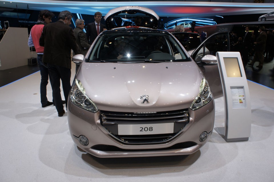 Peugeot 208 Féline Blossom Grey - Salon de Genève 2012 07