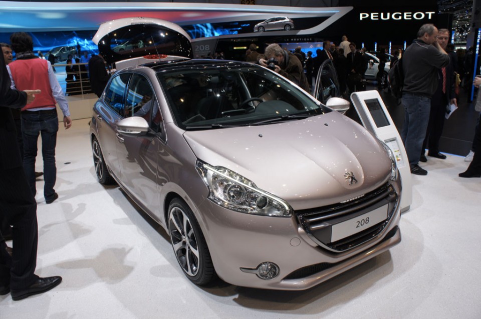 Peugeot 208 Féline Blossom Grey - Salon de Genève 2012 09
