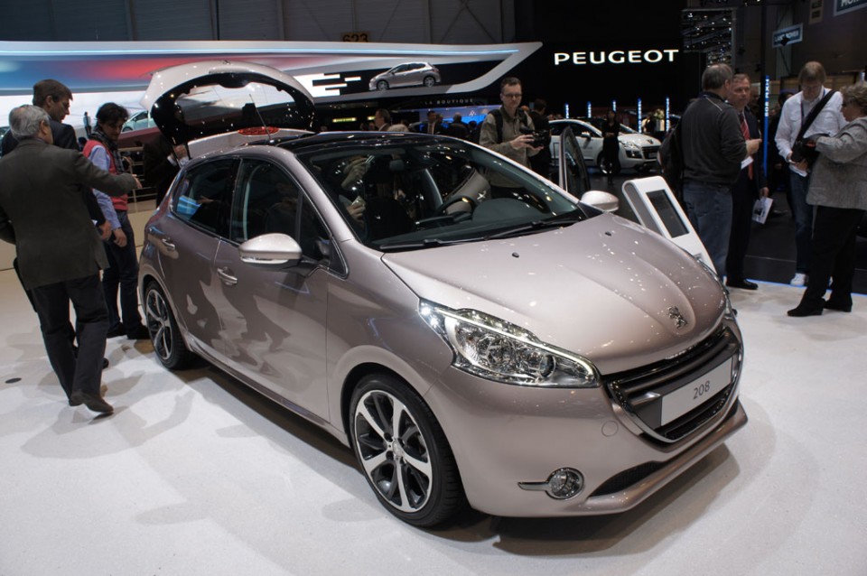 Peugeot 208 Féline Blossom Grey - Salon de Genève 2012 10
