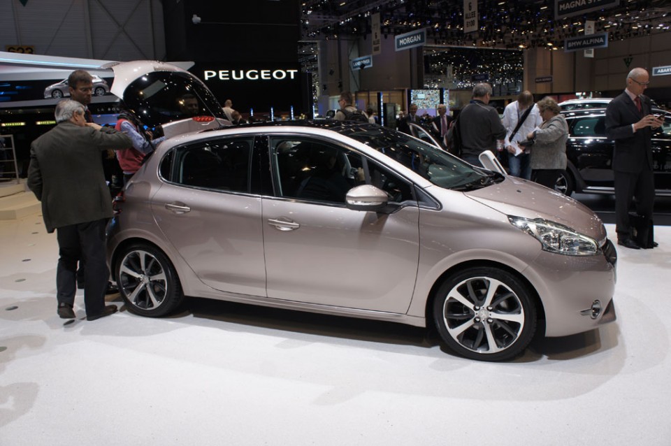 Peugeot 208 Féline Blossom Grey - Salon de Genève 2012 11