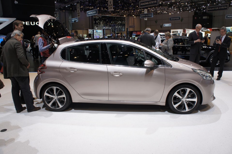 Peugeot 208 Féline Blossom Grey - Salon de Genève 2012 12