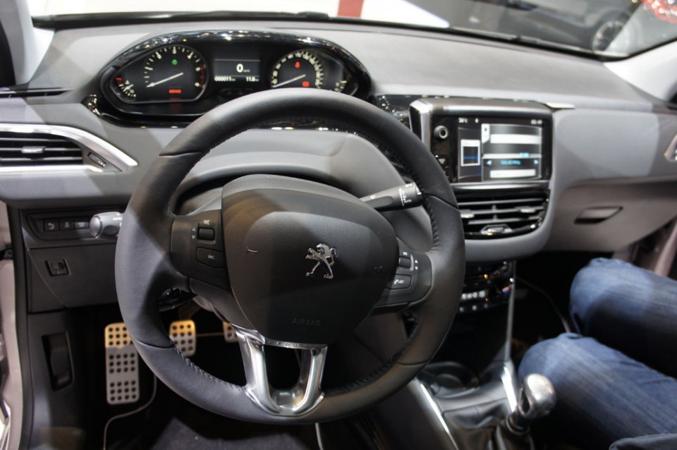 Peugeot 208 Féline Blossom Grey - Salon de Genève 2012 14