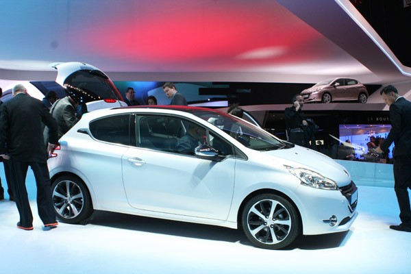 Peugeot 208 Féline - Salon de Genève 2012 16