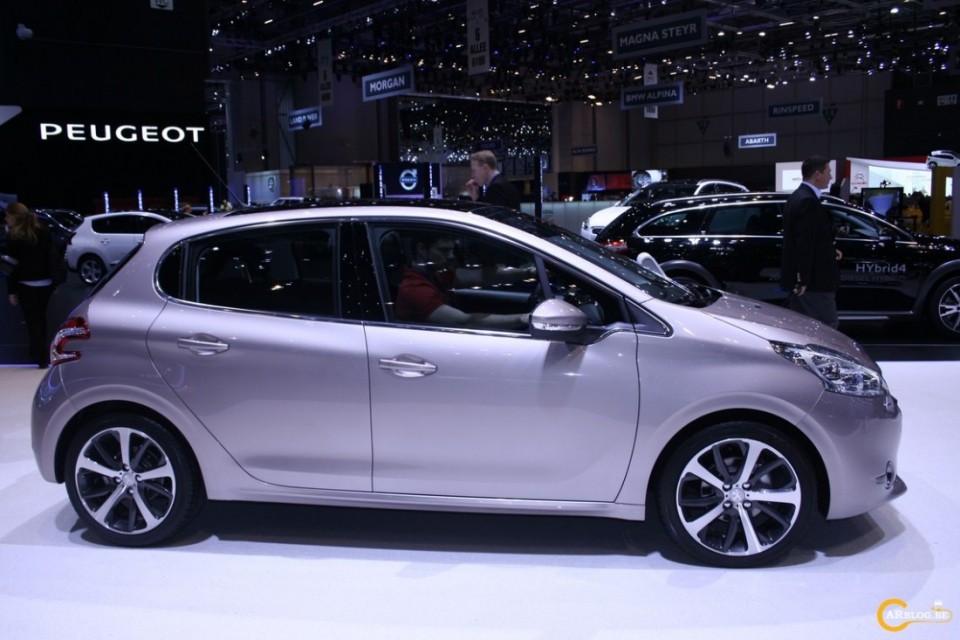 Peugeot 208 Féline Blossom Grey - Salon de Genève 2012 19