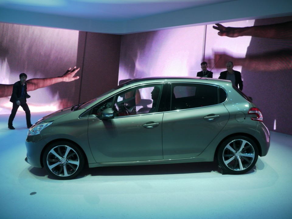 Peugeot 208 Féline Spirit Grey - Salon de Genève 2012 25