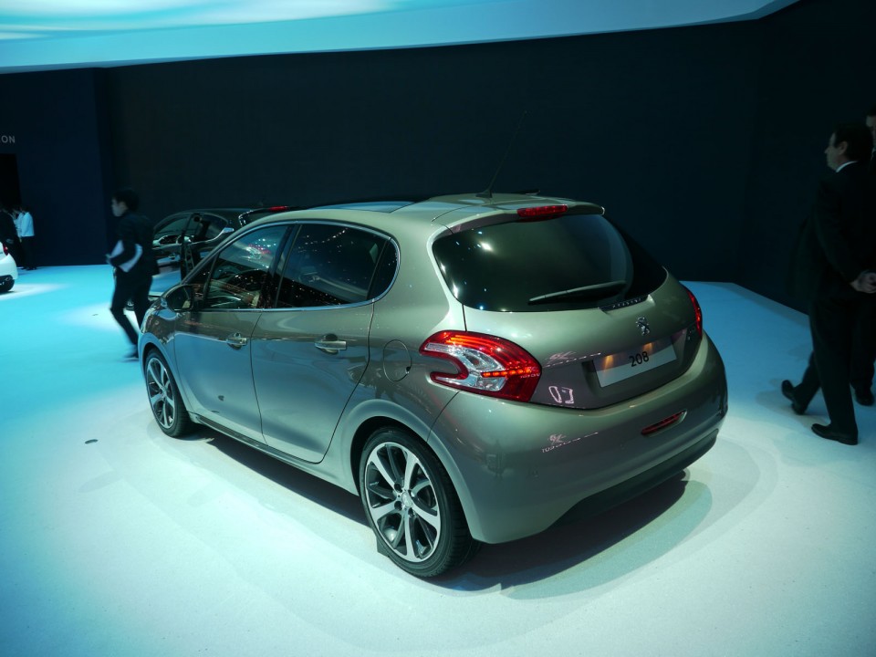 Peugeot 208 Féline Spirit Grey - Salon de Genève 2012 26