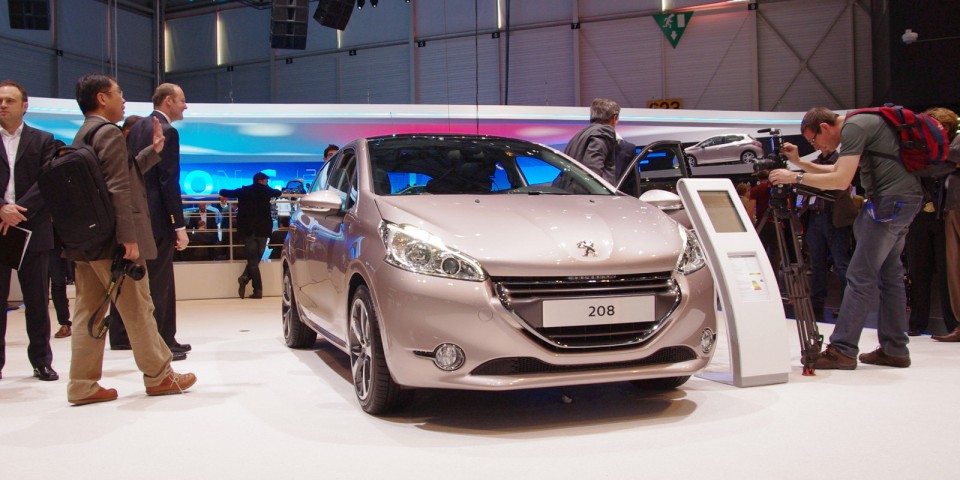 Peugeot 208 Féline Blossom Grey - Salon de Genève 2012 30