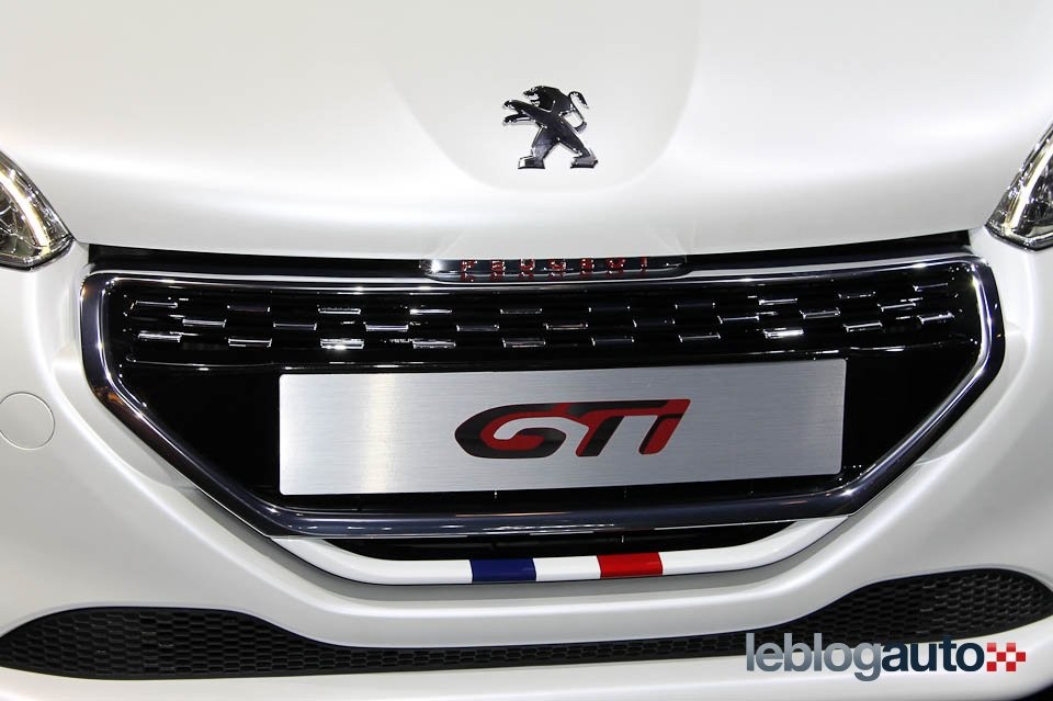 Calandre avant Peugeot 208 GTi Edition Limitée Blanc Nacré Satin - Salon de Paris 2012 - 1-001