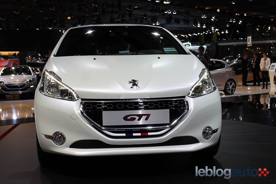 Face avant Peugeot 208 GTi Edition Limitée Blanc Nacré Satin - Salon de Paris 2012 - 1-002