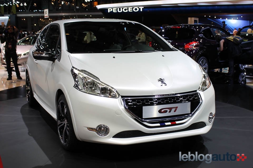 3/4 avant Peugeot 208 GTi Edition Limitée Blanc Nacré Satin - Salon de Paris 2012 - 1-003