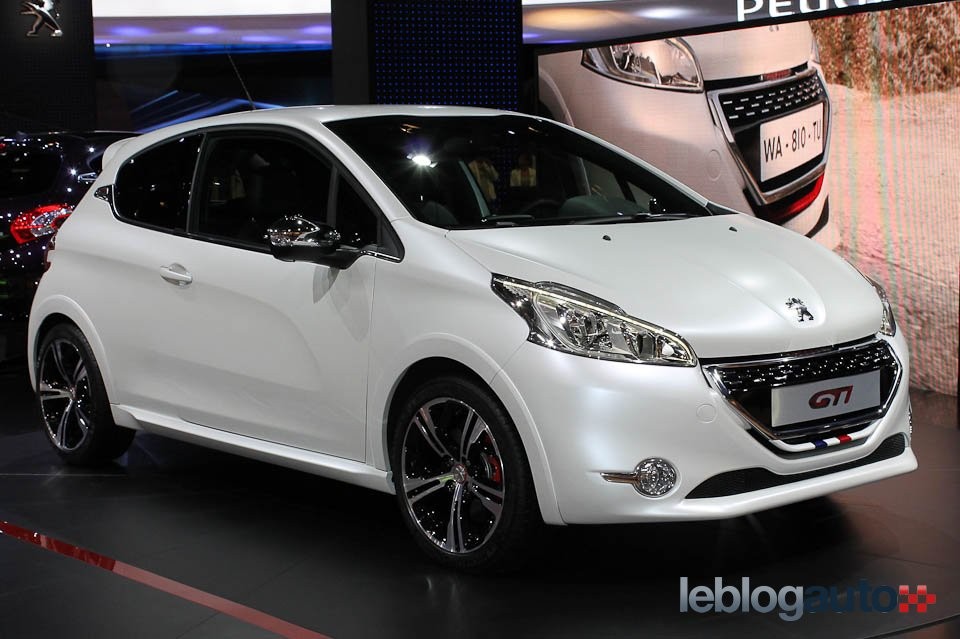 Peugeot 208 GTi Edition Limitée Blanc Nacré Satin - Salon de Paris 2012 - 1-004