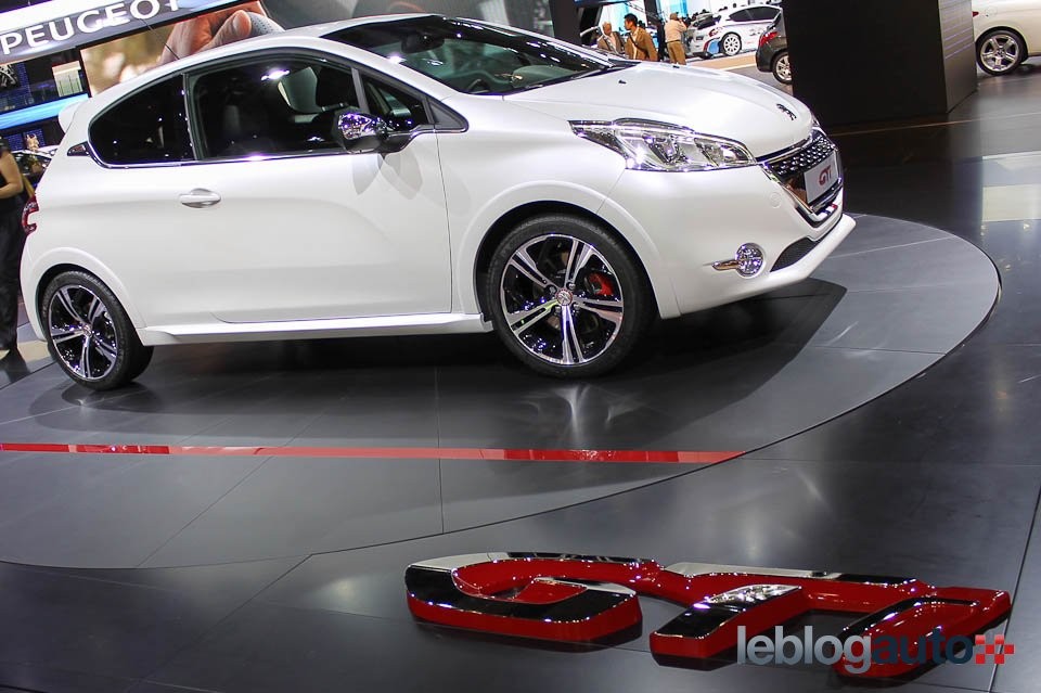 Peugeot 208 GTi Edition Limitée Blanc Nacré Satin - Salon de Paris 2012 - 1-005