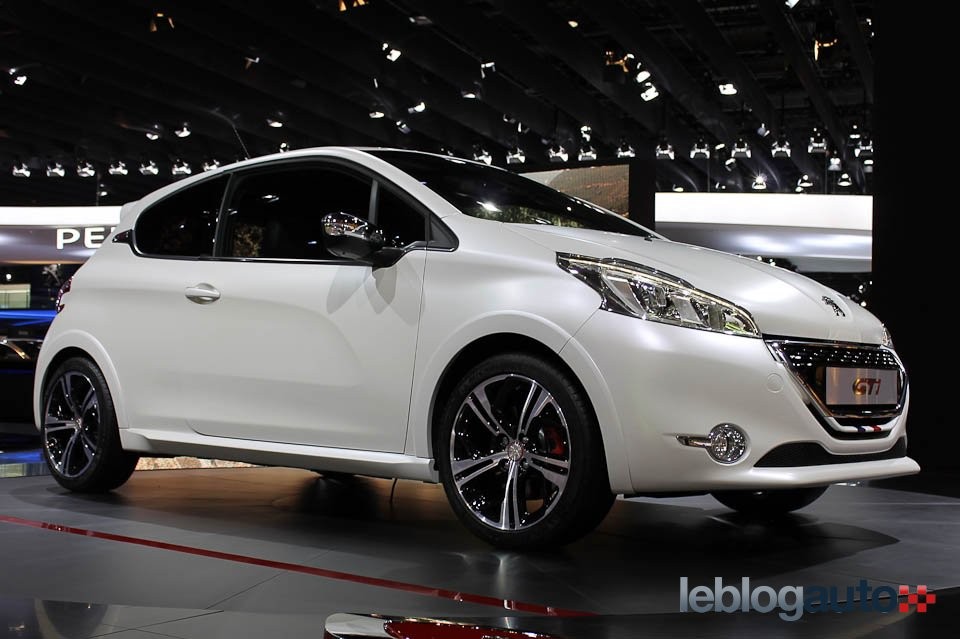 Peugeot 208 GTi Edition Limitée Blanc Nacré Satin - Salon de Paris 2012 - 1-006