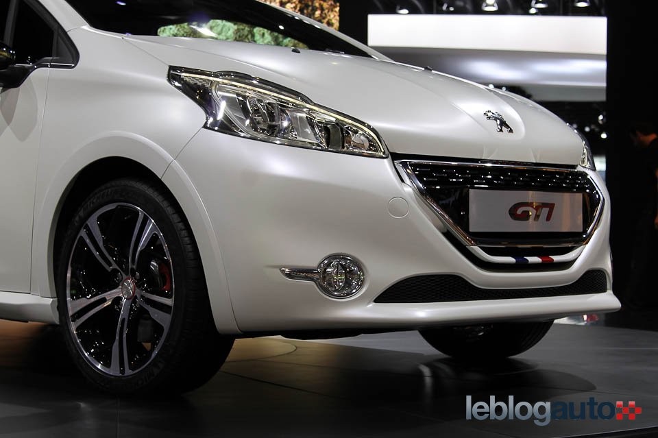 Peugeot 208 GTi Edition Limitée Blanc Nacré Satin - Salon de Paris 2012 - 1-007