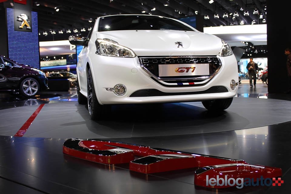 Peugeot 208 GTi Edition Limitée Blanc Nacré Satin - Salon de Paris 2012 - 1-008