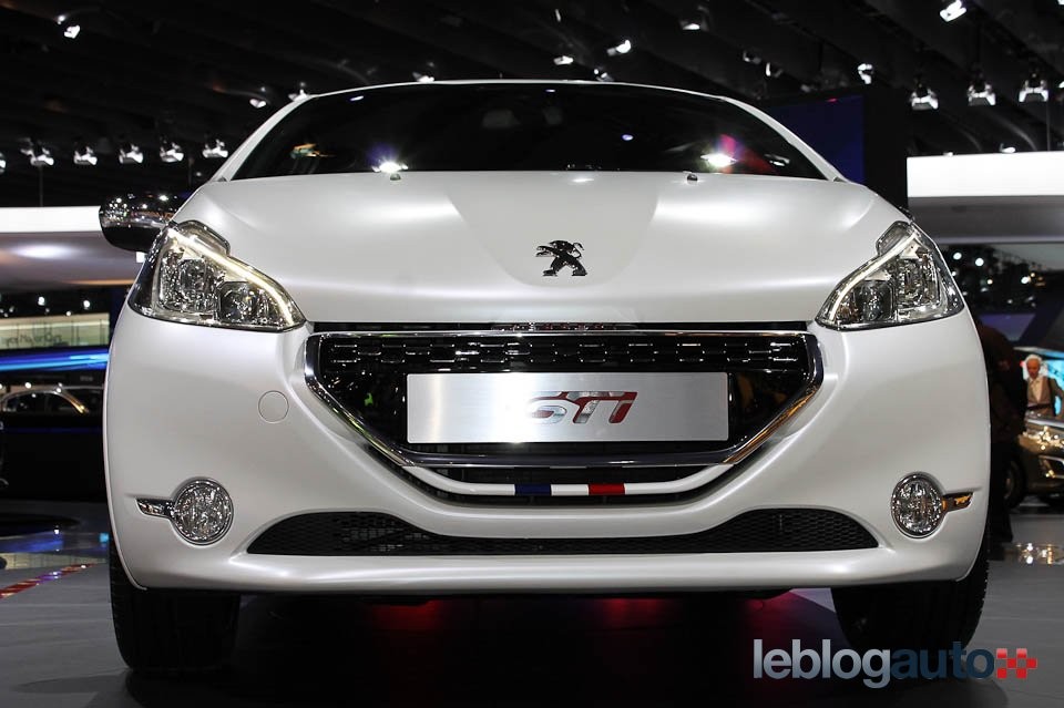 Peugeot 208 GTi Edition Limitée Blanc Nacré Satin - Salon de Paris 2012 - 1-009