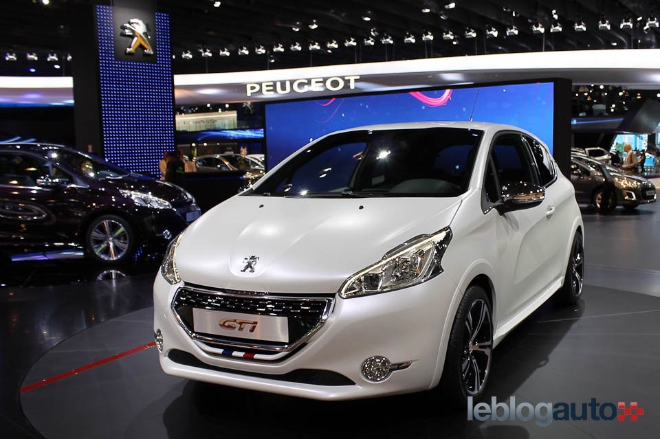 Peugeot 208 GTi Edition Limitée Blanc Nacré Satin - Salon de Paris 2012 - 1-010