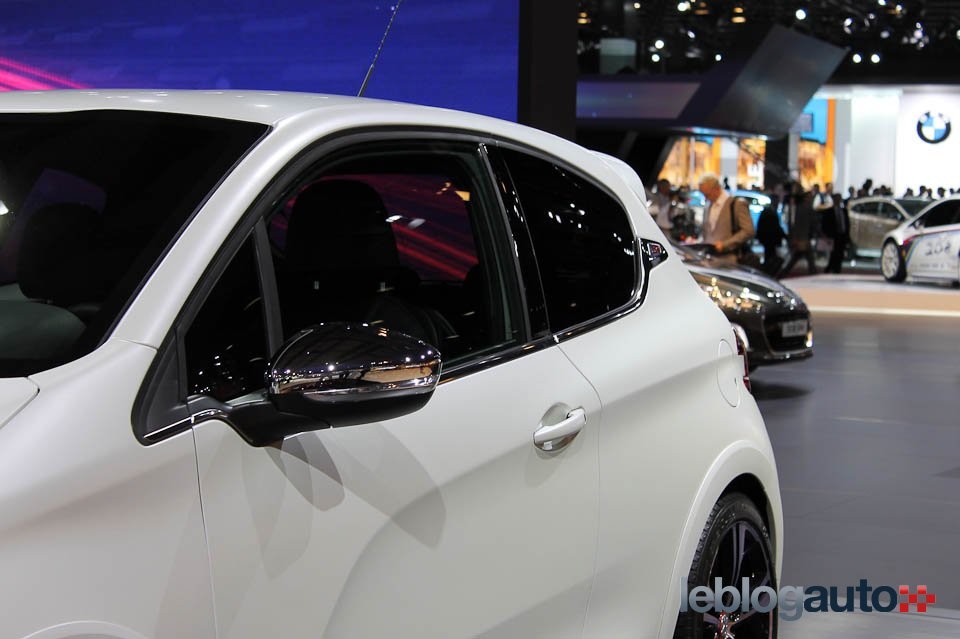 Peugeot 208 GTi Edition Limitée Blanc Nacré Satin - Salon de Paris 2012 - 1-011