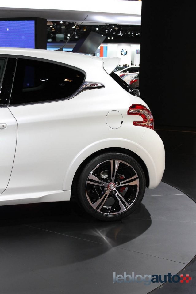 Peugeot 208 GTi Edition Limitée Blanc Nacré Satin - Salon de Paris 2012 - 1-014